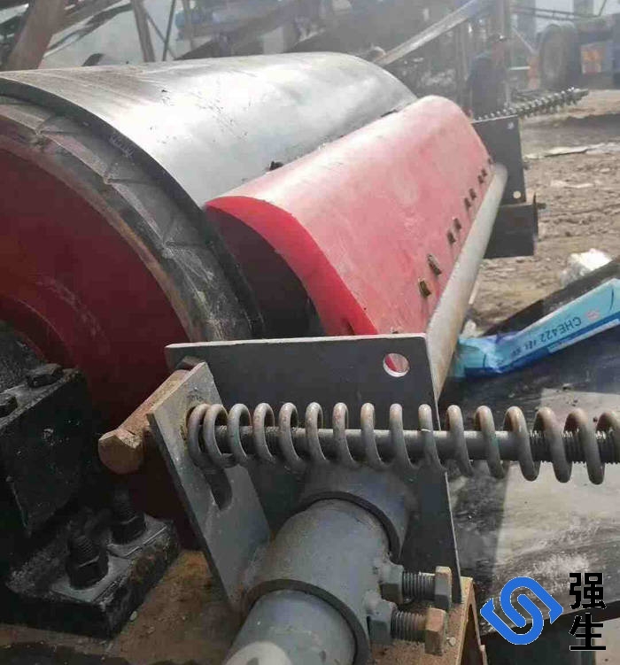 濱州強(qiáng)生重工(電話18366865222)專注生產(chǎn)聚氨酯清掃器清掃器,輸送帶清掃器,皮帶機(jī)清掃器,聚氨酯清掃器,皮帶清掃器,聚氨酯刮刀、聚氨酯刮板、清掃器刮板、聚氨酯清掃器